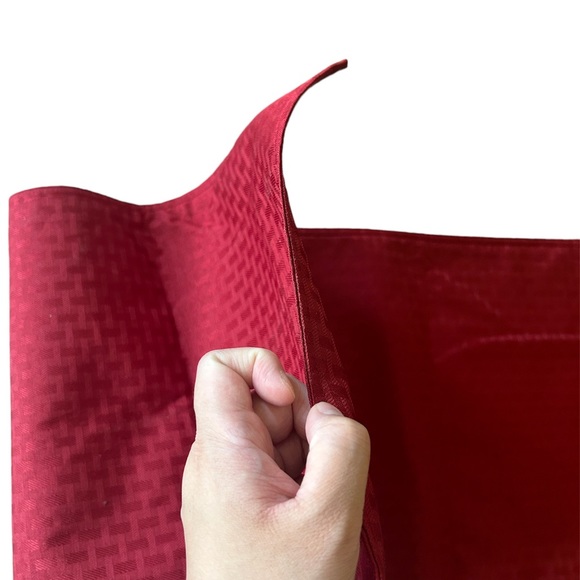 Red table runner - Picture 2 of 5